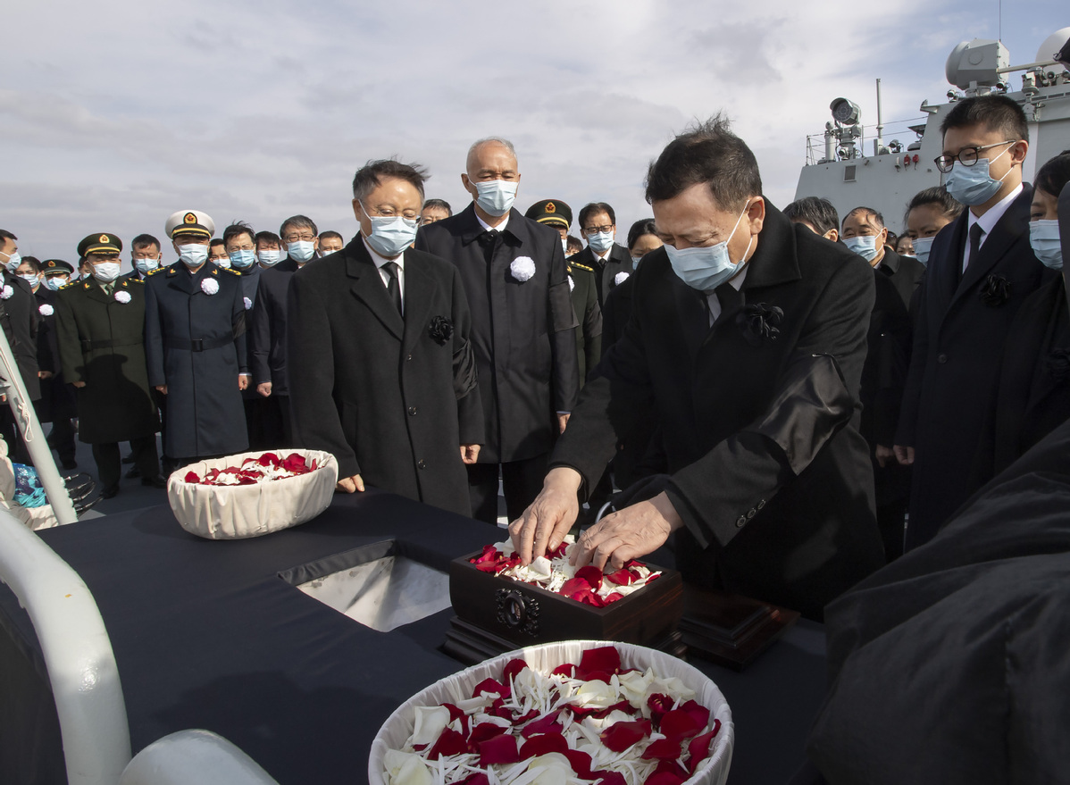 Late leader Jiang's ashes scattered in sea