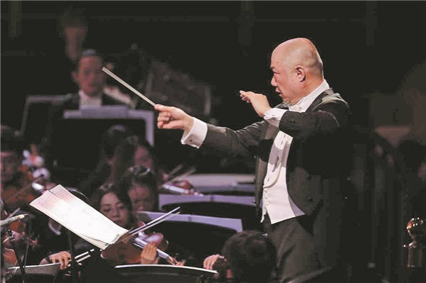 La France récompense le chef d’orchestre avec une distinction prestigieuse