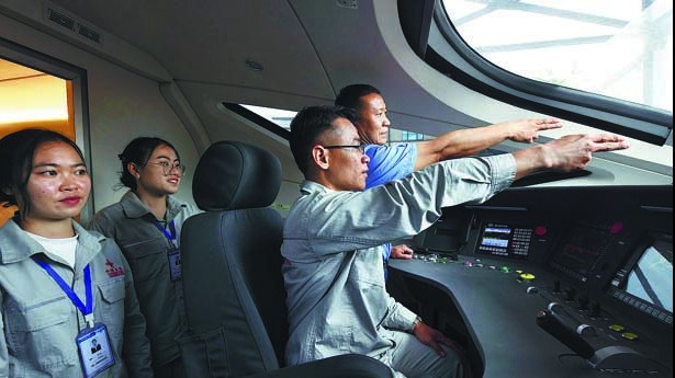 Laotians trained in China will cultivate rail specialists - Vimarsana News