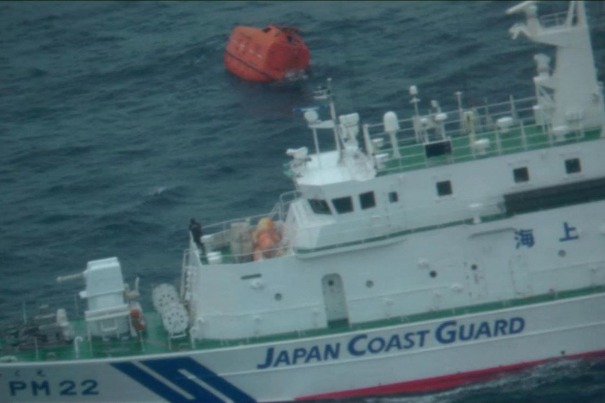 貨物船が日本沖で転覆した後、救助隊が駆けつける