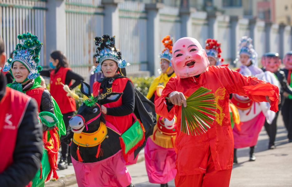 Ningbo parade features horse lantern dance - Chinadaily.com.cn