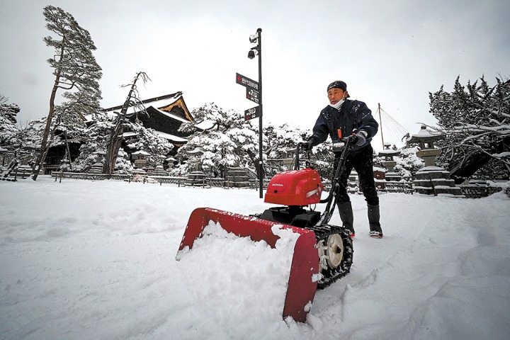 Allure of Japan's powder snow a growing danger as more tourists ski  backcountry