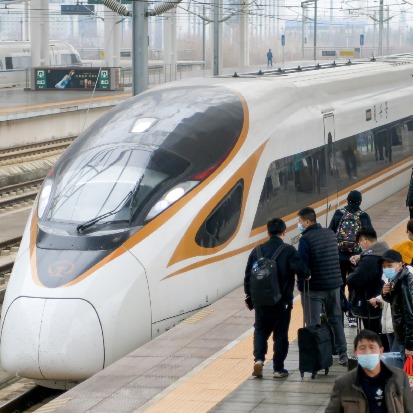 A day before the Spring Festival travel rush of a female bullet train chief  conductor - People's Daily Online