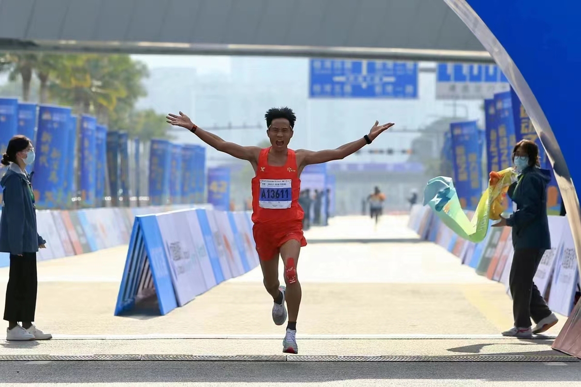 First Chinese runner wins men's full marathon in Shenzhen Chinadaily