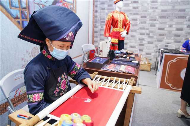 Stylists weave together Chinese and Italian designs - Chinadaily