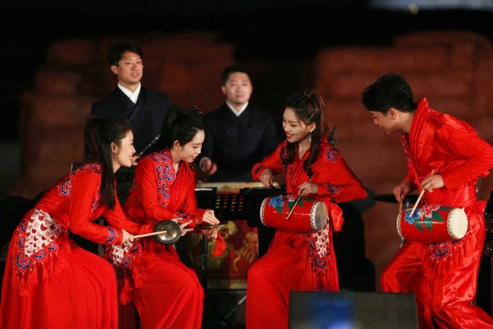 موسيقيون صينيون وعرب يؤدون عروضهم أمام الأهرامات العظيمة