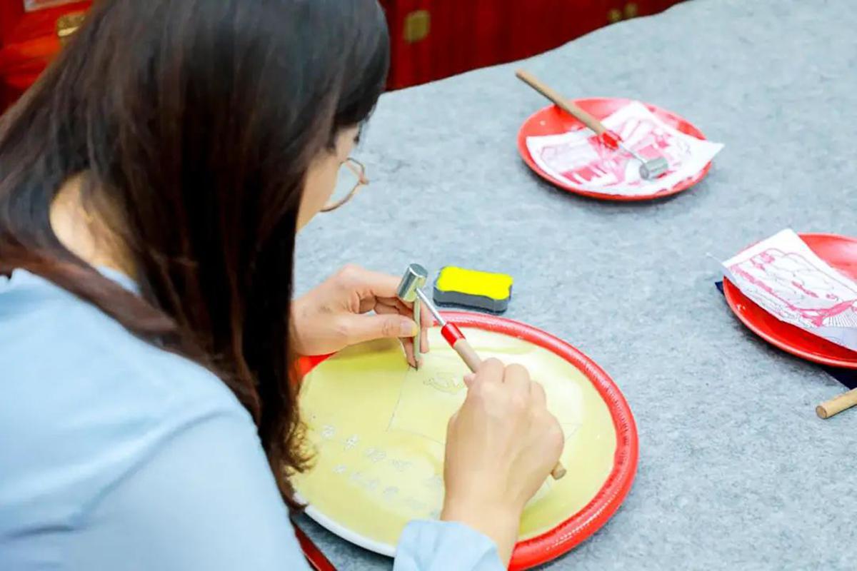 Students with hearing impairments learn delicate art of porcelain carving