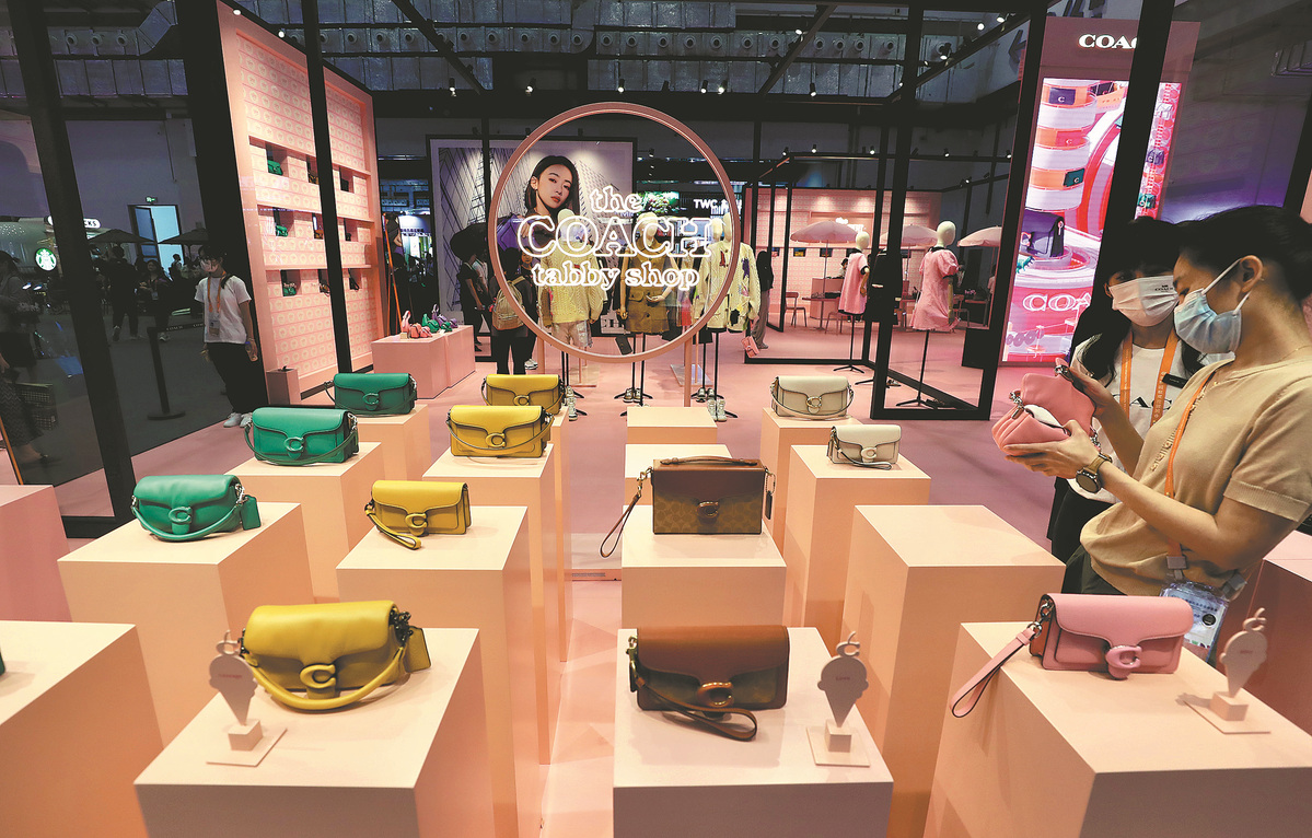 As  attracts Coach, the platform is becoming a fashion brand