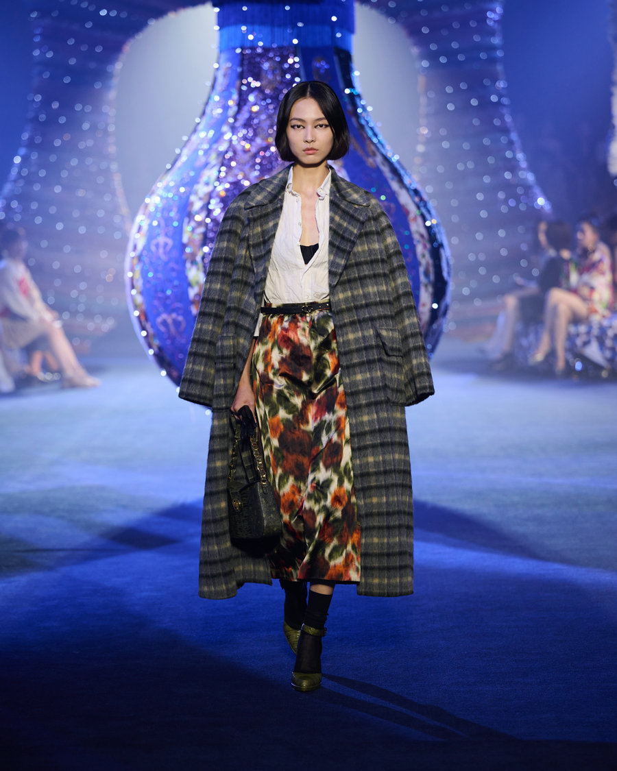 Dior gives Autumn-Winter season a 1950s floral feel at Shenzhen show ...