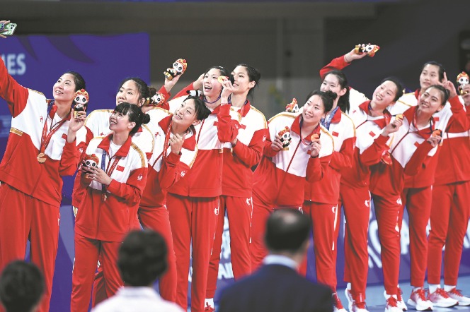 China serves up volleyball gold