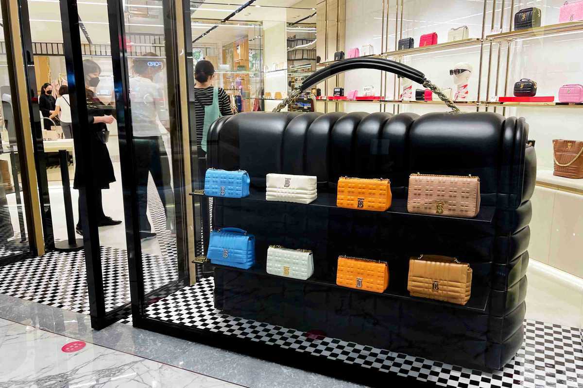 Customers Shop Louis Vuitton Bags Other Products Boutique Beijing