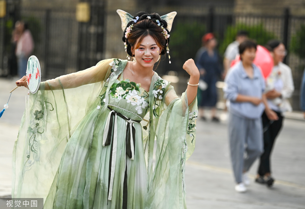 Tang dresses popular with tourists in Xi'an - Chinadaily.com.cn