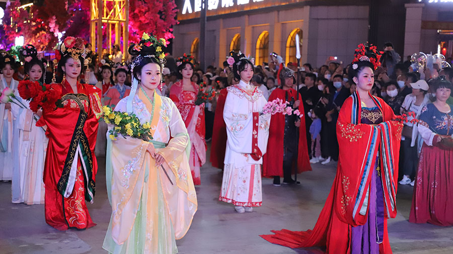 'Sleepless' street in Jilin's Meihekou beckons with traditional charm ...