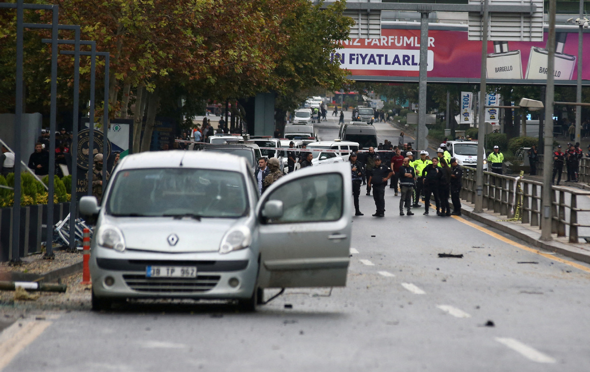 T rkiye launches probe into bomb attack outside interior ministry