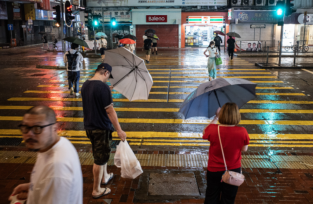 Typhoon Koinu brings Hong Kong to a standstill - Chinadaily.com.cn
