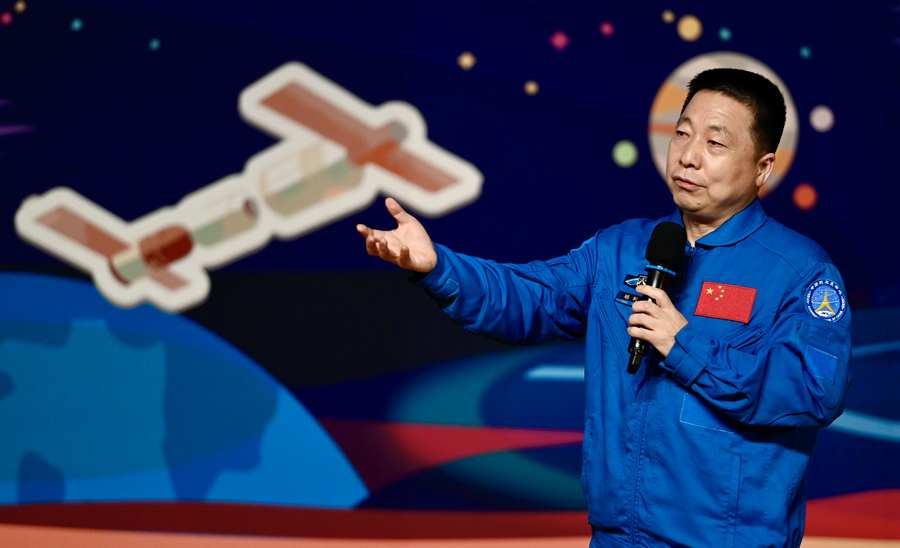 Libro ilustrado conmemora el 20º aniversario del vuelo espacial tripulado de China