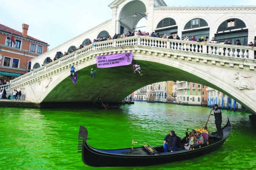 I manifestanti colorano di verde il Canal Grande in Italia – Il Mondo