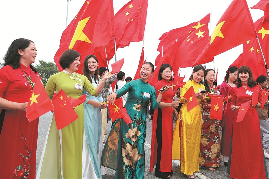 President warmly welcomed after arrival in Hanoi