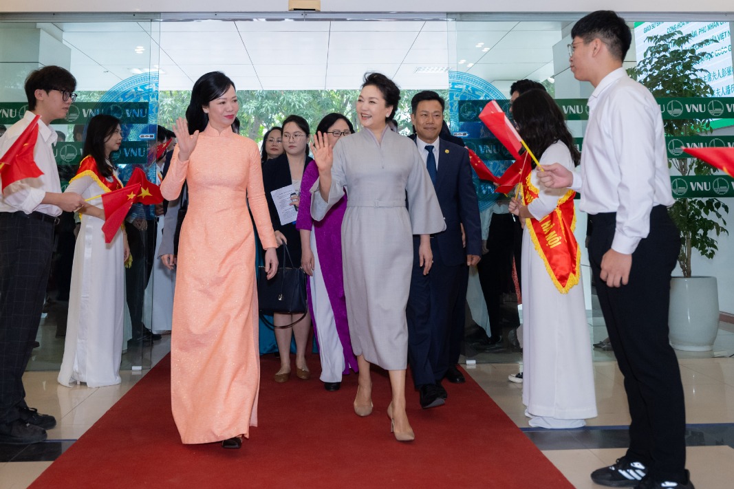 Peng Liyuan visits Vietnam National University, Hanoi - Chinadaily.com.cn