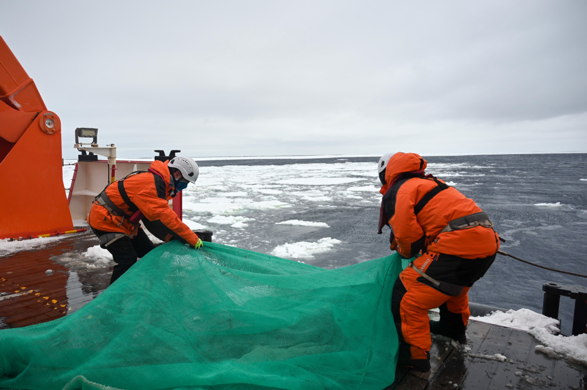 China's 40th Antarctic expedition team conducts scientific work aboard ...