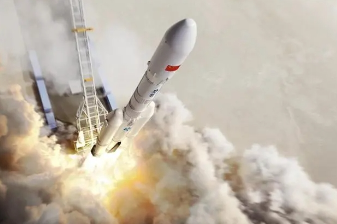 El fabricante de cohetes trabaja en un modelo de elevación media.
