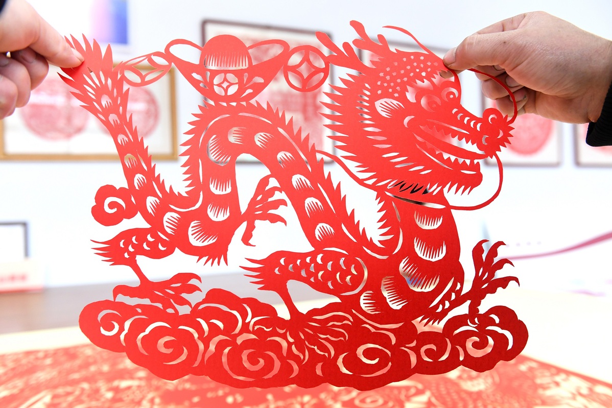 Cultural inheritor Li Yinjie prepares artwork for Spring Festival ...