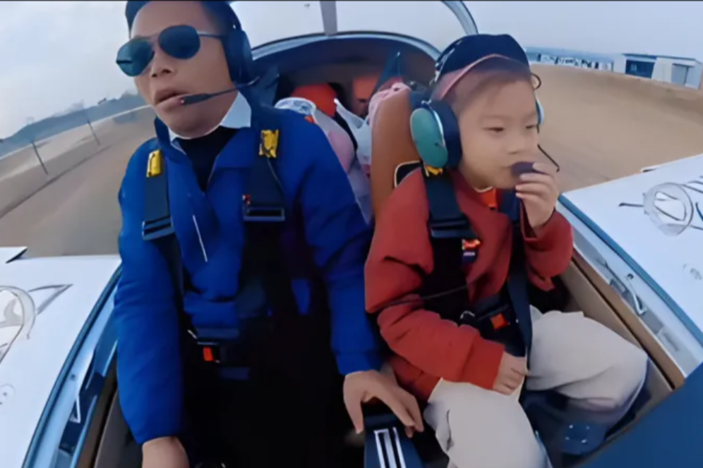 Man takes daughter in a small plane to hometown for Spring Festival