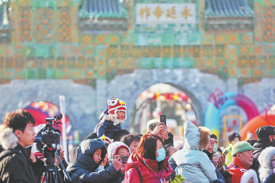 Thousands flock to Beijing's rejuvenated temple fairs - Chinadaily.com.cn