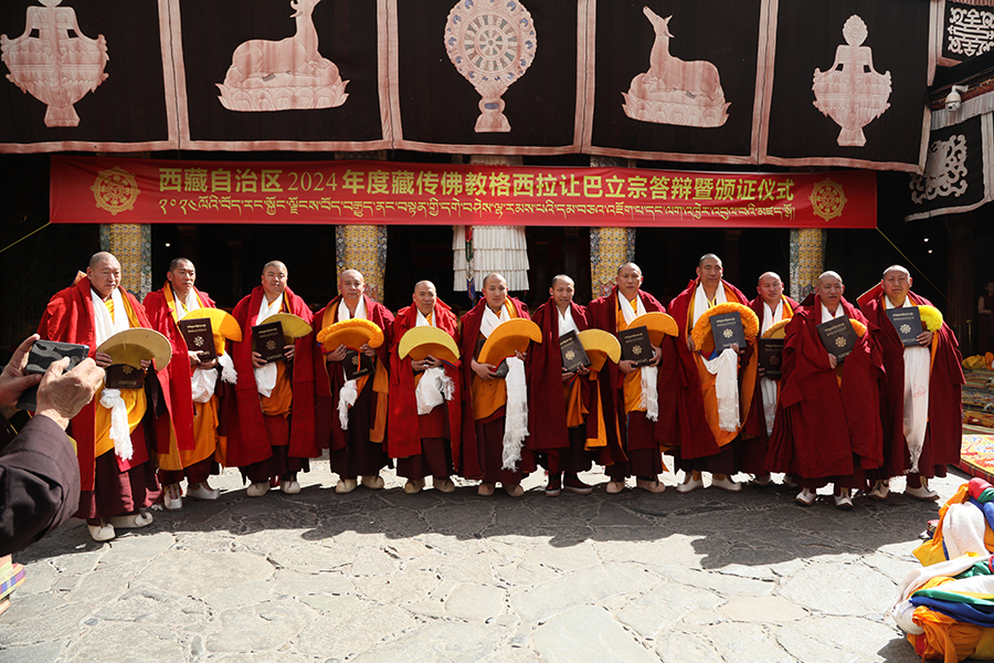 Twelve monks achieve highest Tibetan Buddhist degree at Jokhang Temple