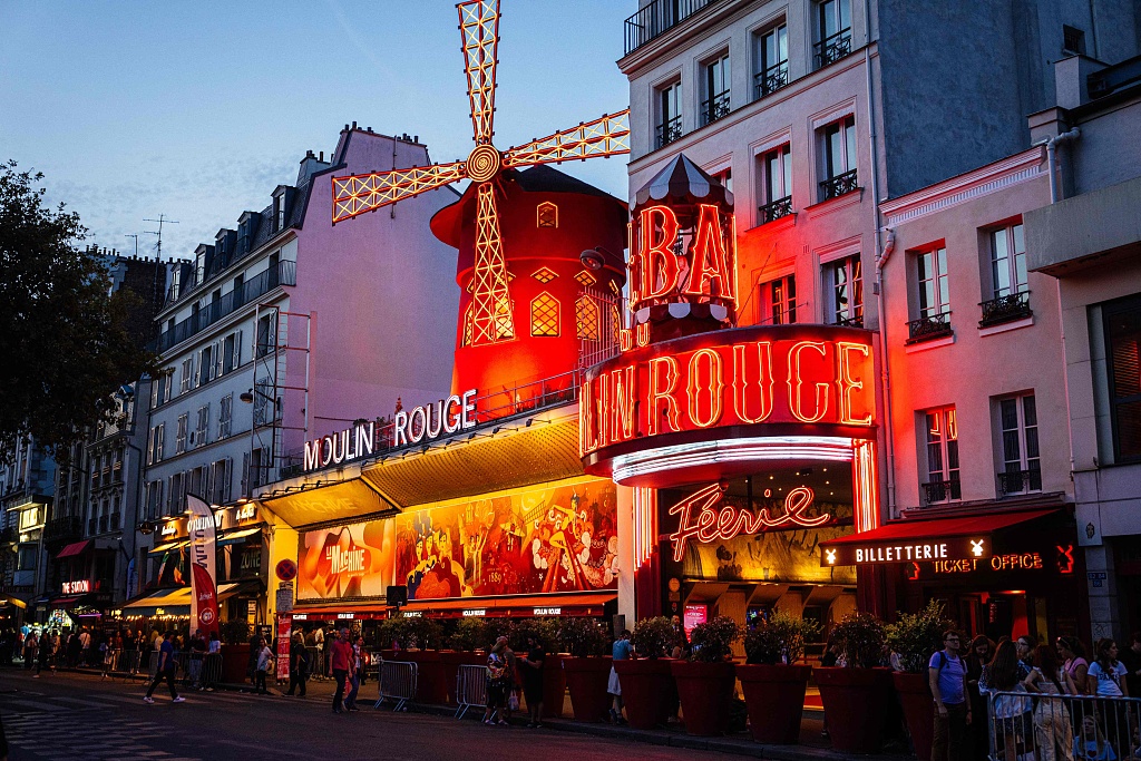 Blades of Paris Moulin Rouge windmill collapse - Chinadaily.com.cn