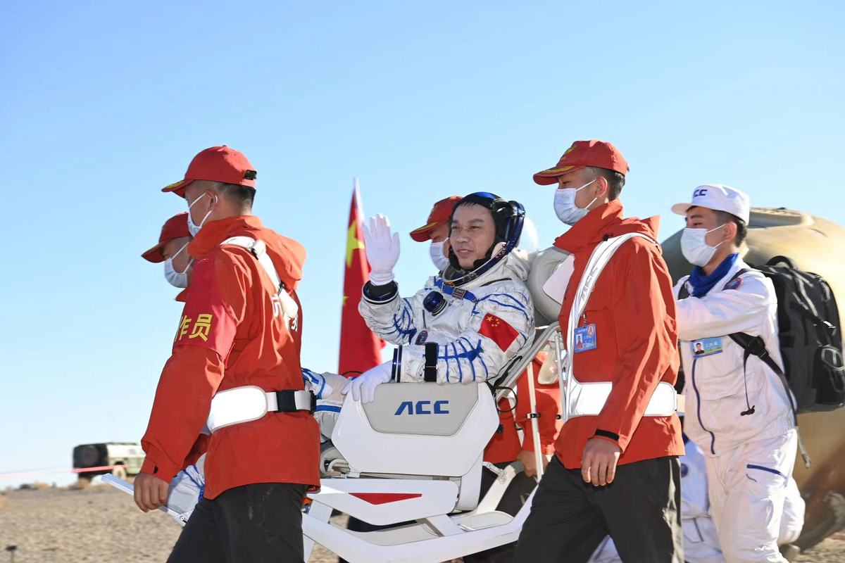 Shenzhou XVII Crew Returns To Earth - Chinadaily.com.cn