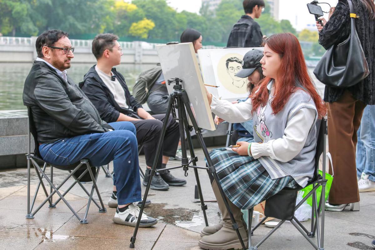 Tianjin Academy of Fine Arts students capture Haihe River's beauty