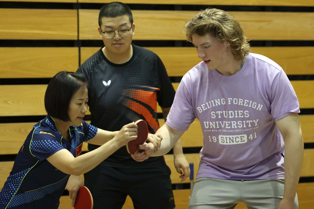 美国学生在北大通过体育体验中国文化