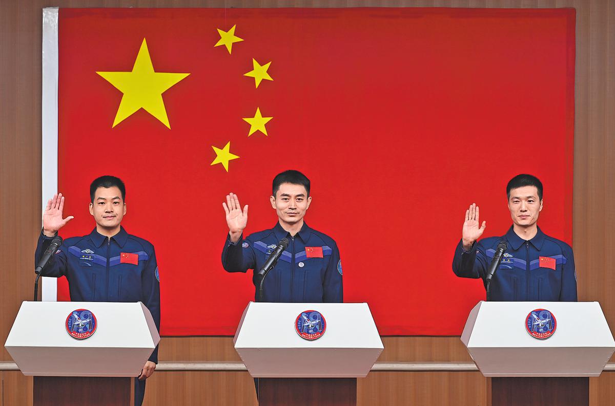 La tripulación de la 18.ª caminata espacial de Shenzhou