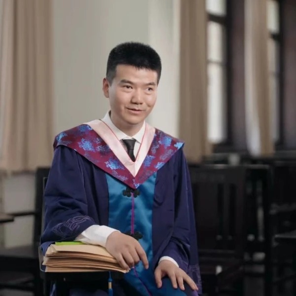Blind Tsinghua grad aims to inspire others