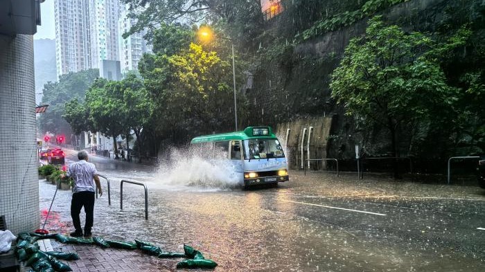 Hong Kong issues 1st black rainstorm warning of year - Chinadaily.com.cn
