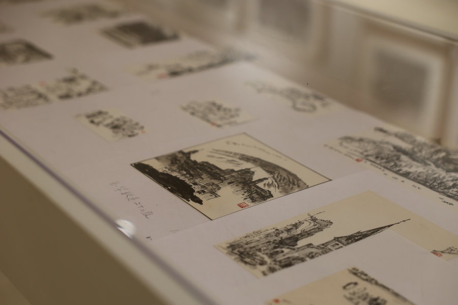 Artist gifts thousands of works to alma mater