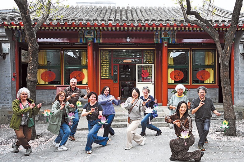 Paper art studio brings residents, visitors together in Beijing 'hutong'