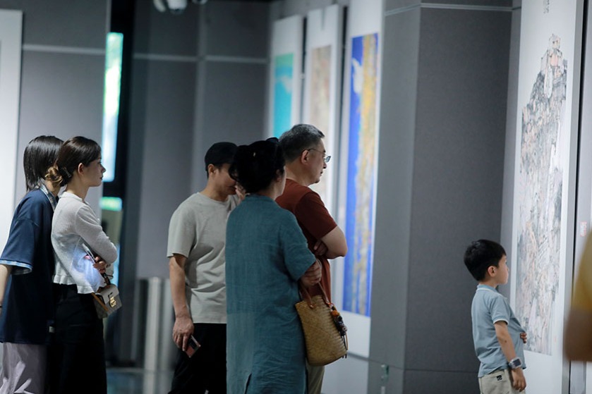 Art exhibition depicts China's social development