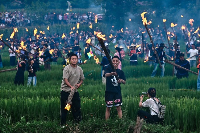Parades, horse racing, bullfighting light up Torch Festival in Sichuan