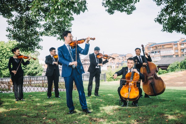 Orchestra scores big in film about porcelain history