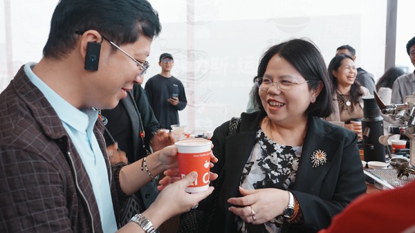 Foreign diplomats sample Yunnan coffee at Dianchi carnival