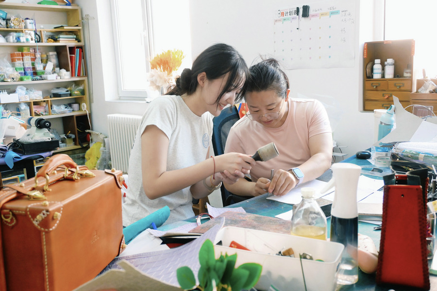 Young inheritor carves new rhythm for century-old leather trunk art in Shenyang