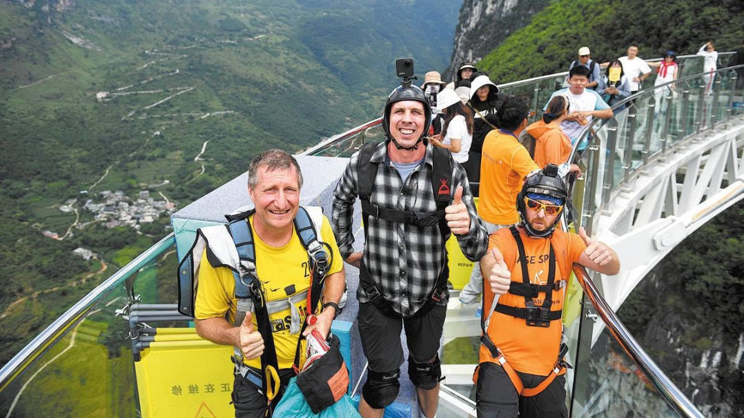 European tourists find cool comfort in China