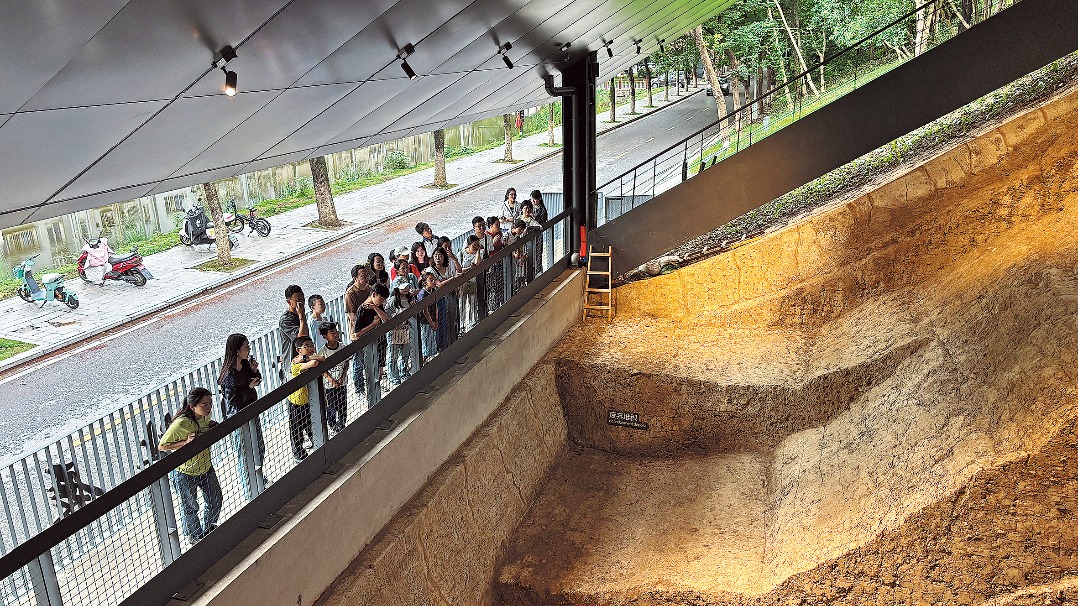Living history book opens at Jingzhou city wall