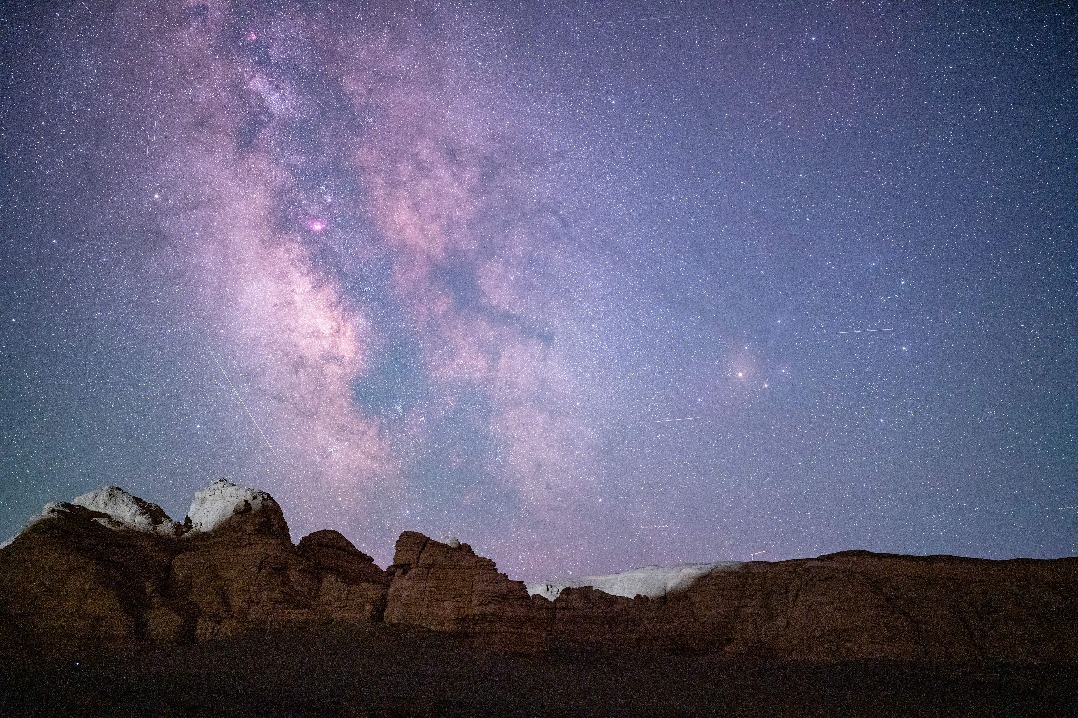 Enthusiasts flock to Xinjiang for celestial light show
