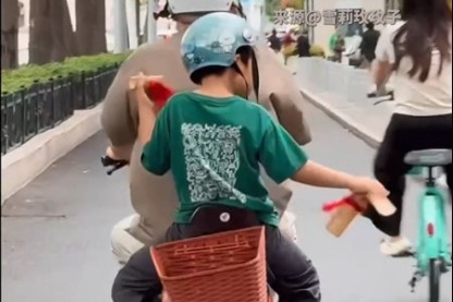 Young Tianjin lad impresses passers-by with skilled bamboo clapper beats