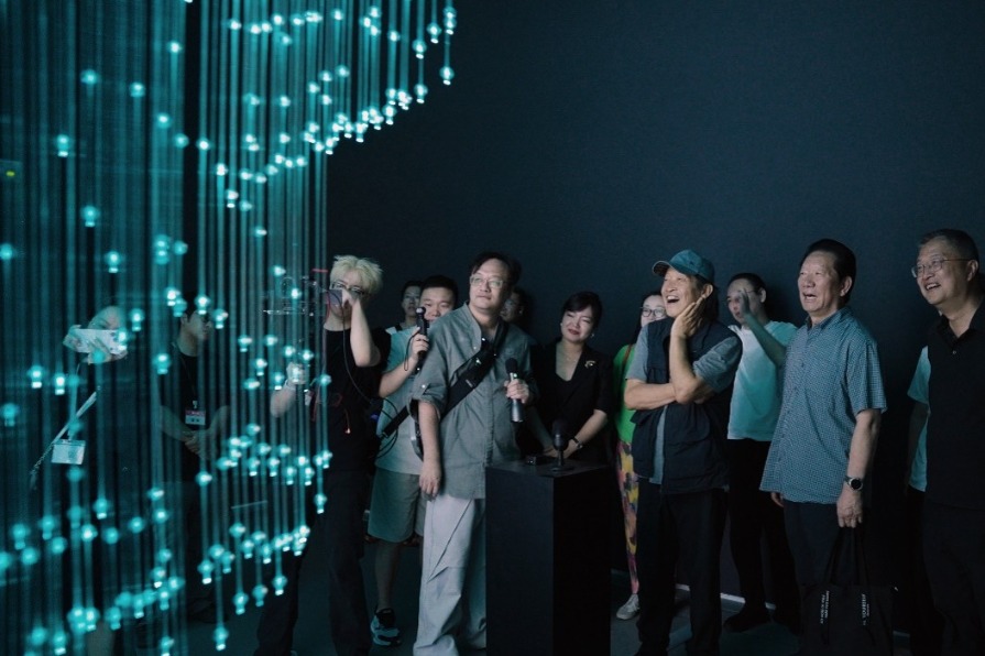 Artist engages in dialogue with AI through works