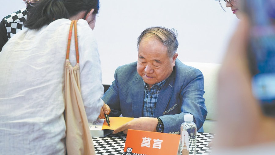 Renowned author sparks frenzy at book fair