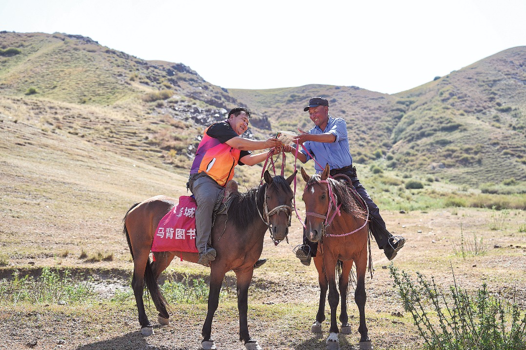 Libraries reach grassland herders by horseback
